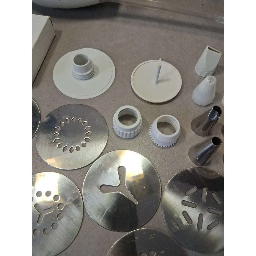 Salton Electric Cookie Press CKM25 Spritz Maker 12 Discs 15 Filler Tips And More - Picture 5 of 8